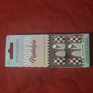 Salon Perfect Modern Nostalgia Red & Cream Press-On Nail Set